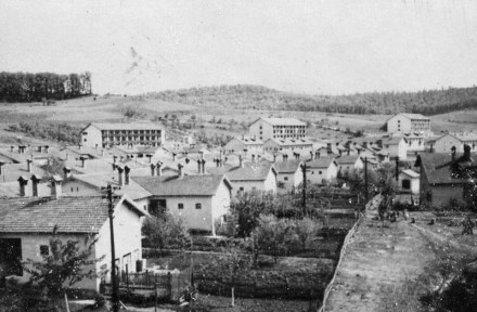 Orașul muncitoresc, Hunedoara, fotografie din perioada anilor 50. Autori: Gustav Gusti, Corina Gusti, Dorian Hardt, Cezar Lăzărescu. Sursa: arhiva foto a UAR, fond Arhiva de imagine a revistei Arhitectura