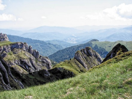 Munţii Ciucaş, vedere spre Tigăile Mici, Culmea Bratocea, Muntele Roşu şi Cheia