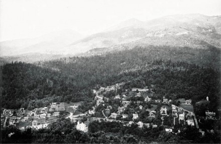 Fig.2 Compoziţia peisajului de vilegiatură sinăian din anul 1900, reflectând prima parcelare a Eforiei Spitalelor Civile pe moşia Furnica, văzută de la chioşcul (punct de belvedere amenajat) Piscul Câinelui; Sursa: arhiva personală a autorilor