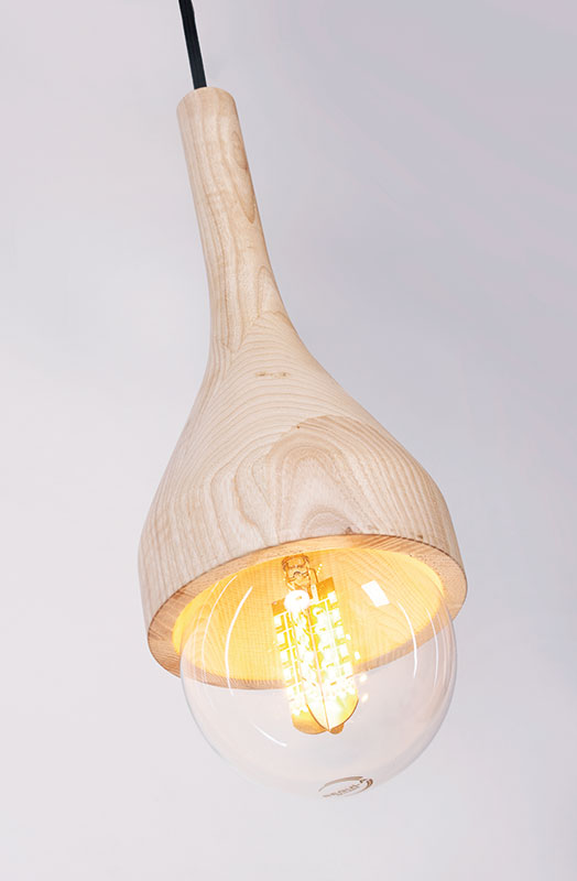 Lampa suspendată N, design: Rizi Designul lămpii a integrat valorile proiectului casei solare EFdeN: materiale naturale, sustenabilitate, puritate. Pornind de la aceste principii, designerii au creat un obiect inspirat din ustensile și instrumente tradiționale din lemn. Au urmărit să esențializeze aceste forme până la cea mai firească alcătuire care să creeze o unitate cu sursă de lumină și punctul de suspendare. Lampa N îmbină logica meșteșugărească a prelucrării materialului cu simplitatea unui obiect contemporan. Material: lemn de fag Dimensiuni: 320 mm x 150 mm x 150 mm