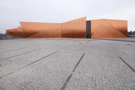 Muzeul Focului, fațada de vest și plan de situație | Museum of Fire, West façade and site plan - © Tomasz Zakrzewski/ archifolio