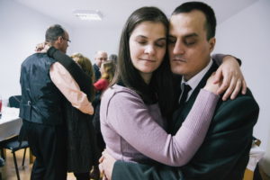 Out of the dark, Ciprian Hord, Adrian și soția sa Vera dansează la petrecerea de Anul Nou. Ambii sunt nevăzători. Arad, România, 2015.