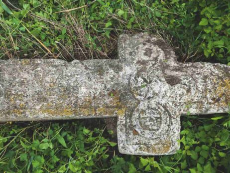 Fig. 21 Fragment de cruce de secol XIX, Odaia, Călăraşi. Deşi crucea prezintă o degradare vizibilă, se pot recunoaşte: motivul Soarelui şi cel al Sfintei Treimi, Triunghiul, care este schematic dăltuit în partea superioară.