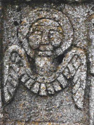 Fig. 39 Detaliu cruce de secol XIX tratată în ronde-bosse (vedere spate, a se vedea Fig. 37), cimitirul parohial Ştefăneşti, Călăraşi. Se constată înrudirea stilistică a îngerilor din satul Ştefăneşti (Călăraşi), cu cel din Dealul Istriţei, semnalat de Paul Petrescu şi Georgeta Stoica, în Dicţionarul de artă populară; precum şi structura asemănătoare a rocii (Fig. 40)