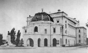 Teatrul „Mihai Eminescu” din Botoșani, operă a arhitectului Grigore Cerkez, inaugurat în 1914 și reconstruit după proiectul arhitectului Leon Srulovici, între anii 1956-1958.
