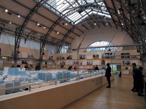 Imagine de ansamblu a expoziției Paris Habitat de la Pavillon de l’Arsenal © Antoine Espinasseau