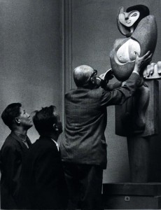 Le Corbusier prezentându-și sculptura Femeie, fotografie © FLC, ADAGP, Paris 2015