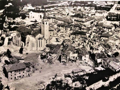 Fig 2a: Centrul istoric al oraşului Venzone după cutremurul din 1976 / The historic center of Venzone after the 1976 earthquake