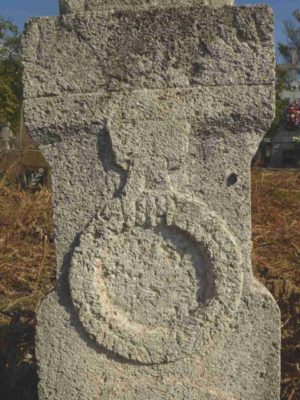 Fig. 28 Detaliu cu motivul Mâinii, cruce de secol XIX, cimitirul parohial Ştefăneşti, Călăraşi