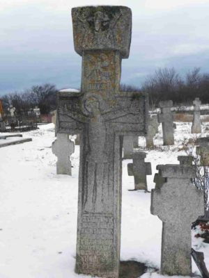 Fig. 36 Cruce de secol XIX tratată în ronde-bosse (vedere faţă), cimitirul parohial, Ştefăneşti, Călăraşi. Acest monument prezintă evidente asemănari cu stilul decorativ practicat de meșterul popular, crucerul Grigore Mihai-Berbec, din Bădeni (1832-1888), în realizarea „Crucii cu pui” de la Greceanca, a „Crucii frumoase” din vârful Istriţei, a „Crucii votive de la Moara Pietroasele”(a se compara cu ilustraţiile din „Sculptura ţărănească în piatră” a lui Gheorghe Aldea, Editura Meridiane, Bucuresti, 1969)