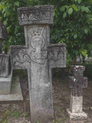 Fig. 38: Cruce de secol XIX, cimitirul parohial, Ştefăneşti, Călăraşi. Similar cu Fig. 37, aici apar doi îngeri, simetric amplasaţi faţă de personajul central, probabil Fecioara Maria, purtând coroană împărătească